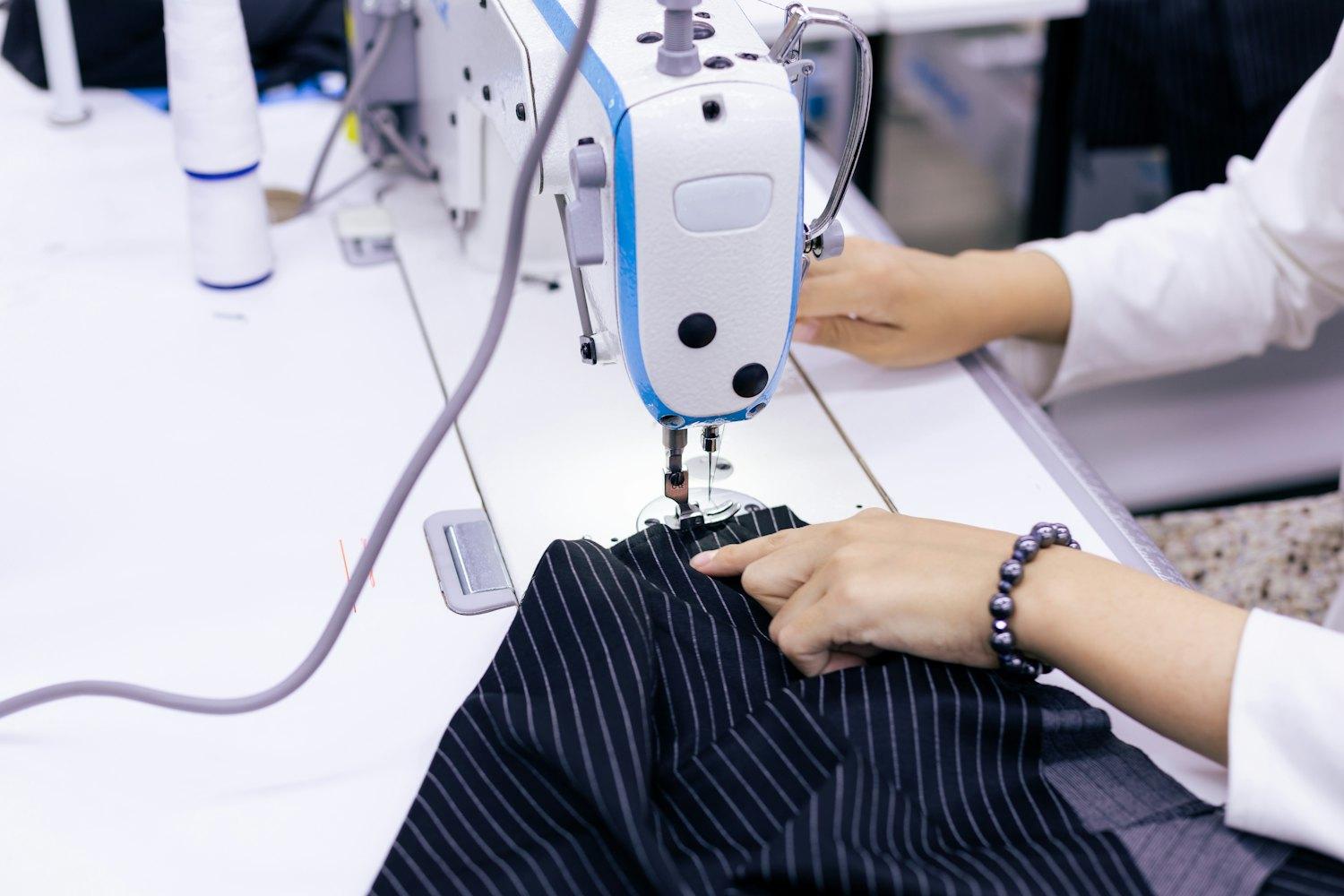 Ein Kleidungsstück wird an einer Industrienähmaschine genäht